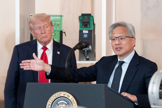 先月３０日（現地時間）、米国ワシントンＤ．Ｃ．ホワイトハウスで開かれた行事で、米国のドナルド・トランプ大統領（左）が見守る中でエヌビディア（ＮＶＩＤＩＡ）のジェンスン・フアンＣＥＯ（右）が演説している。［写真　ＥＰＡ＝聯合ニュース］