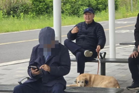   漢江公園に愛犬と現れた尹錫悦前大統領　［写真　オンラインコミュニティ］