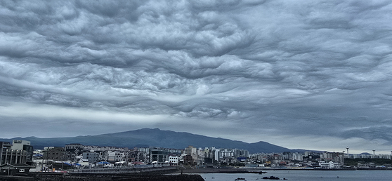 漢拏山（ハルラサン）の上に現れた奇妙な多層雲［写真　聯合ニュース］
