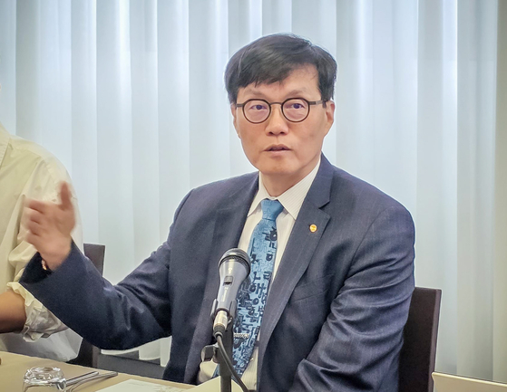 韓国銀行の李昌鏞総裁が５日、アジア開発銀行（ＡＤＢ）年次総会参加のために訪問したイタリア・ミラノのホテルで記者らと懇談会をしている。［写真　韓国銀行］