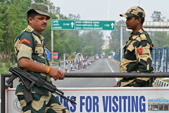 インド国境警備隊が７日、インドのワーガ地域に位置するインド・パキスタン間の国境を統制している。［写真　ＡＦＰ＝聯合ニュース］