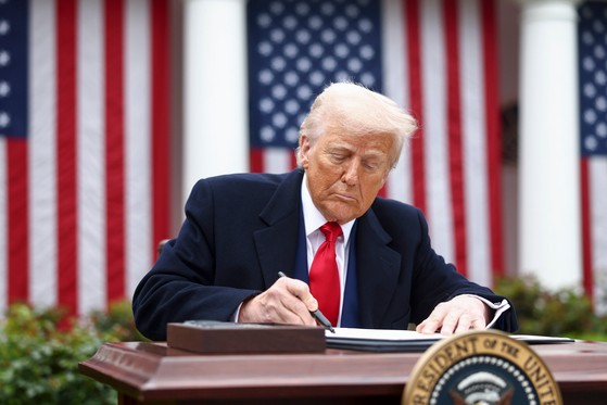 米国のドナルド・トランプ米国大統領が先月２日、ホワイトハウスのローズガーデンで相互関税関連の行政命令に署名している。［写真　ＥＰＡ＝聯合ニュース］