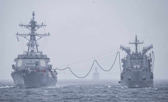 韓米連合海上訓練が実施された９日、海軍軍需支援艦「大清（デチョン）」（ＡＯＥ－１、右）が米海軍「ウィリアム・ローレンス」（ＤＤＧ、左）に油類を供給している。　［写真　海軍提供］