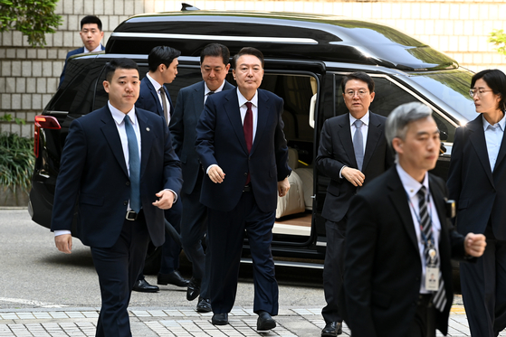 韓国の尹錫悦（ユン・ソクヨル）前大統領が１２日午前、ソウル瑞草区（ソチョグ）中央地方法院（地裁）で開かれた内乱首謀容疑事件の第３回公判に出席している。［写真共同取材団］