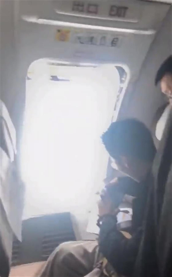 中国旅客機で乗客が非常ドアを無断で開けた様子。　［写真　聯合ニュース］  ​