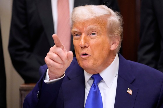 米国のドナルド・トランプ大統領は１２日（現地時間）、カタール王室から４億ドル（約５９３億円）相当の超豪華ジェット機を受け取ることにしたことに対する倫理的問題を指摘した記者に対して「恥じなければならない」とし「善意のジェスチャを受け取らないほうがまぬけな人」と話した。［写真　ＡＰ＝聯合ニュース］