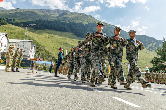 ２０２１年９月、ロシアで行われた国際軍事競技大会に参加した中国軍。［写真　シャッターストック］