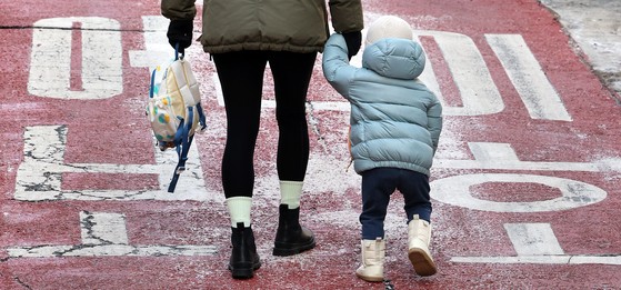 ２月ソウルあるオリニチプ（保育園）に登園する子ども。［写真　ニュース１］