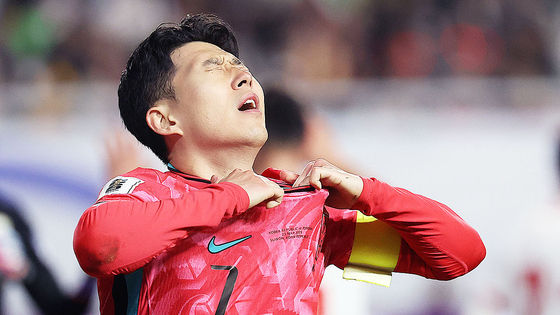 ３月に行われた北中米ワールドカップ（Ｗ杯）アジア３次予選のヨルダン戦で、孫興慜（ソン・フンミン）が攻撃のチャンスを逃して悔しがっている。　［聯合ニュース］