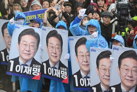 １５日、全羅南道順天市蓮香洞のファッション通りで李在明（イ・ジェミョン）共に民主党大統領候補のポスターを持った選挙運動員が支持を訴えている。　キム・ソンリョン記者
