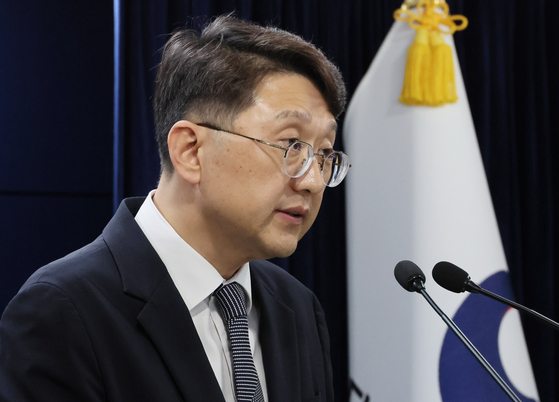  科学技術情報通信部のチェ・ウヒョク情報保護ネットワーク政策官が１９日に政府ソウル庁舎でＳＫテレコムのハッキングと関連した官民合同調査結果２次発表をしている。［写真　聯合ニュース］