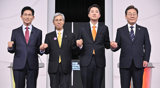 討論会に先立ち記念撮影中の第２１代韓国大統領候補たち。［写真　国会写真記者団＝聯合ニュース］