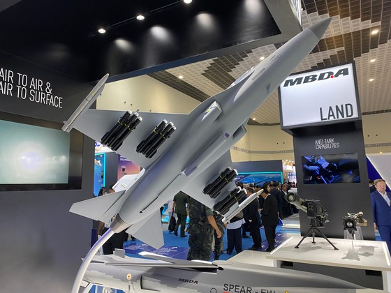 ２０日にマレーシアのランカウィで開かれた防衛産業展示会「ＬＩＭＡ２０２５」に欧州のミサイルメーカーＭＢＤＡが韓国航空宇宙産業（ＫＡＩ）のＫＦ２１戦闘機のモックアップにブリムストーンミサイルなど自社のミサイル模型を搭載し展示した。［写真　韓国防衛産業振興会］