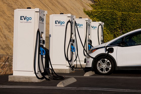 米カリフォルニア州エンシニータスの高速電気自動車充電器で充電する様子。［写真　ロイター＝聯合ニュース］