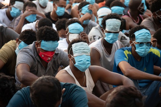 ミャンマーのオンライン詐欺組織で働いていた外国人たち。　［写真　ＡＰ＝聯合ニュース］