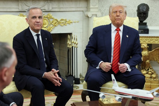 ６日、米国ホワイトハウスでドナルド・トランプ大統領とカナダのマーク・カーニー首相が首脳会談をしている。［写真　ロイター＝聯合ニュース］