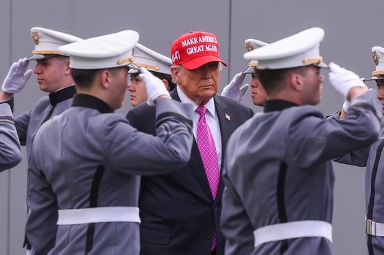 ２４日（現地時間）、米国陸軍士官学校の卒業式に出席したドナルド・トランプ大統領。［写真　ＥＰＡ＝聯合ニュース］