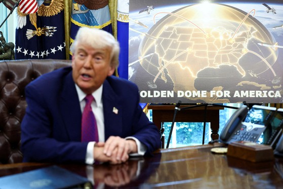 ホワイトハウスで宇宙基盤ミサイル防衛計画であるゴールデンドーム計画を発表するトランプ米大統領。［写真　ロイター＝聯合ニュース］