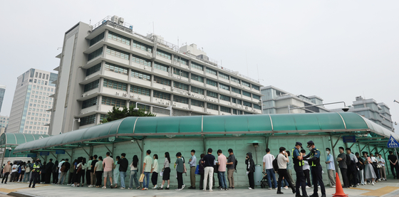 ２８日、ソウル世宗路（セジョンロ）の駐韓米大使館前に並んでいる市民たち。［写真　聯合ニュース］