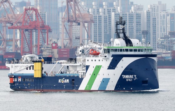 昨年６月７日午後、釜山（プサン）沖で海中資源を最先端装備で探査して海上研究所と呼ばれる「探海３号」が、初の探査をするために西海（ソヘ、黄海）の群山（クンサン）盆地へ向かっている。探海３号は国内大陸棚の石油・ガス資源共同探査、大洋、極地など全世界すべての海域で海底資源探査を遂行できる６８６２トン規模の高機能３Ｄ・４Ｄ物理探査研究船。　［ニュース１］