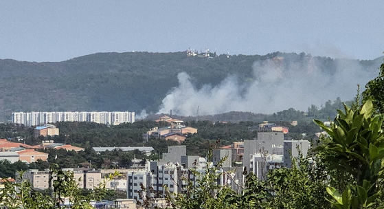 海軍哨戒機墜落によって白い煙が吹き上がる山。［写真　聯合ニュース］
