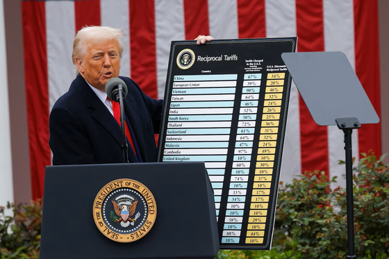 米国のドナルド・トランプ大統領が先月２日（現地時間）、米国ワシントンに位置したホワイトハウス・ローズガーデンで国別相互関税率を発表している。［写真　ロイター＝聯合ニュース］