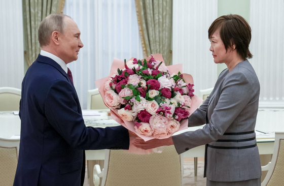 ２９日、ロシア大統領府を訪問してプーチン大統領から花束を受ける安倍昭恵氏　［ＡＦＰ＝聯合ニュース］
