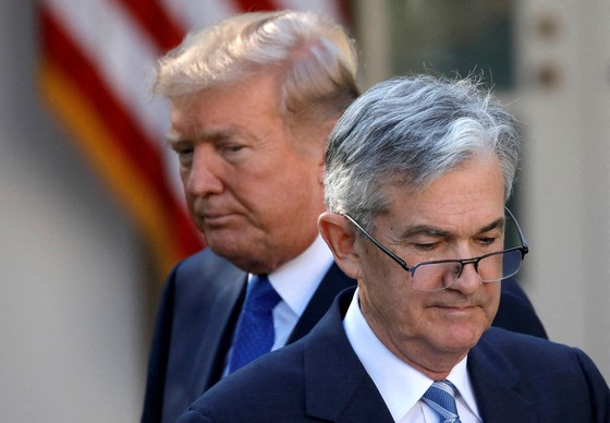 トランプ大統領は２９日（現地時間）、政策金利引き下げ要求に応じないパウエルＦＲＢ議長をホワイトハウスに呼んで非公開会談を行った。今回の会談はトランプ２期目に入って初めて。写真は２０１７年１１月の会談当時のトランプ氏とパウエル氏。　［ＡＦＰ＝聯合ニュース］