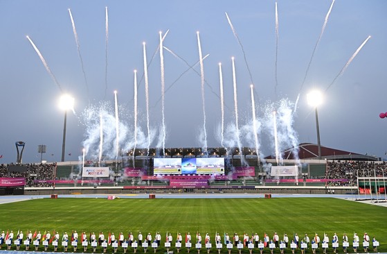 先月２７日に開かれたアジア陸上競技選手権大会の開会宣言とともに花火が打ち上げられている。［写真　ニュース１］