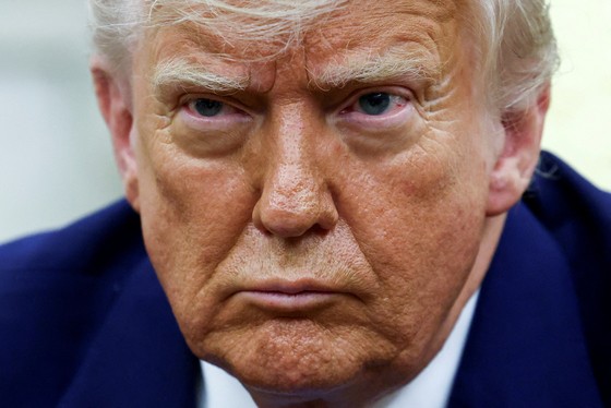 トランプ米大統領が先月２１日にホワイトハウス南アフリカのマリポーザ大統領との首脳会談中に固い表情をしている。［写真　ロイター＝聯合ニュース］