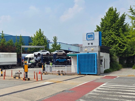 韓国ＧＭ富平（プピョン）工場の正門。韓国ＧＭは先月２８日、直営サービスセンターと富平工場遊休敷地を売却する緊縮案を発表した。撤収説に関しては「生産調節計画はない」と一線を画した。　オ・サムクォン記者