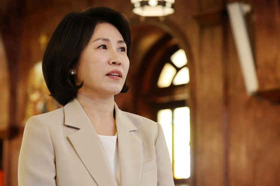 共に民主党の李在明大統領選候補の配偶者である金恵景氏が５月２７日午前、全羅南道高興郡小鹿島（チョルラナムド・コフングン・ソロクド）内の聖堂の中を見て回っている。［写真　聯合ニュース］