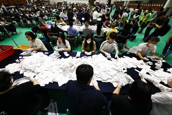第２１代大統領選挙投票日の３日午後、ソウル冠岳区（クァナクク）ソウル大学の体育館に設置された開票所で選挙事務員が開票作業をしている。　キム・ジョンホ記者