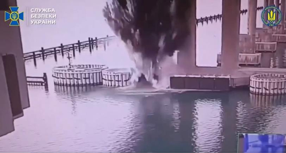 　  ウクライナが公開したクリミア大橋を水中爆破する映像。［ウクライナ保安局　Ｘ　キャプチャー］