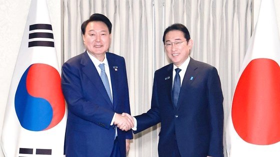韓国の尹錫悦（ユン・ソクヨル）前大統領が２４年７月１０日（現地時間）、米国ワシントンＤＣのホテル「ウィラード・インターコンチネンタル」で開かれた韓日首脳会談で、日本の岸田文雄前首相と記念撮影をしている。［写真　大統領室写真記者団］