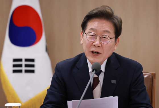李在明大統領が４日、ソウル竜山（ヨンサン）大統領室庁舎で開かれた「大統領の第１号命令、非常経済点検タスクフォース（ＴＦ）会議」で発言している。［写真　聯合ニュース］
