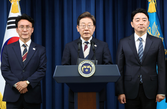 李在明大統領が4日、ソウル竜山の大統領室庁舎で開かれた人事ブリーフィングで、新政権初の人事発表を行っている。左から金民錫（キム・ミンソク）首相候補者、李大統領、姜勲植（カン・フンシク）秘書室長。［写真　大統領室写真記者団］
