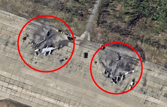 ３日（現地時間）、「エアバスディフェンススペース」人工衛星から見たロシア・ムルマンスク州のオレニャ空軍基地。２機のツポレフ（Ｔｕ）－９５ＭＳが破壊されている。［写真　ウクライナ軍事チャンネル］