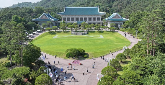 第２１代大統領選挙の投票日である３日、ソウル鍾路区（チョンノグ）の青瓦台に観光客が殺到している。［写真　ニュース１］