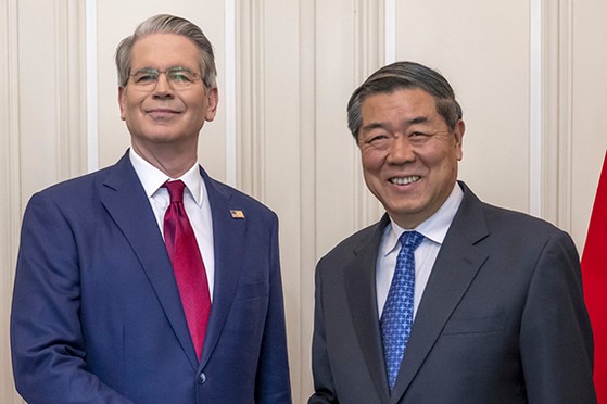 米国のスコット・ベッセント財務長官（左）と中国の何立峰副首相（右）。