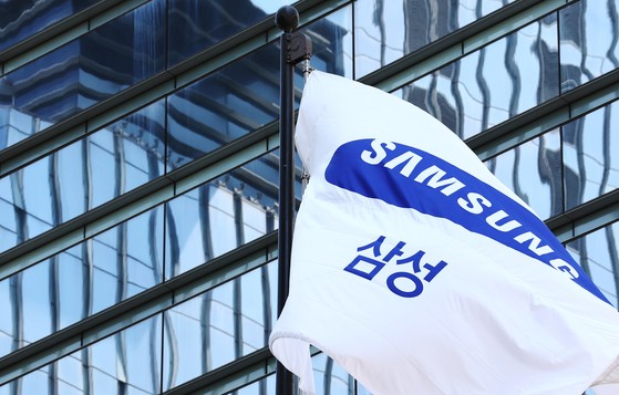 ソウルのサムスン電子瑞草社屋にサムスンの旗がはためいている。［写真　ニュース１］