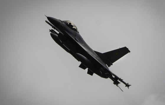 ２０２４年８月４日、ウクライナ空軍のＦ－１６戦闘機が飛行する場面　［ＡＰ＝聯合ニュース］