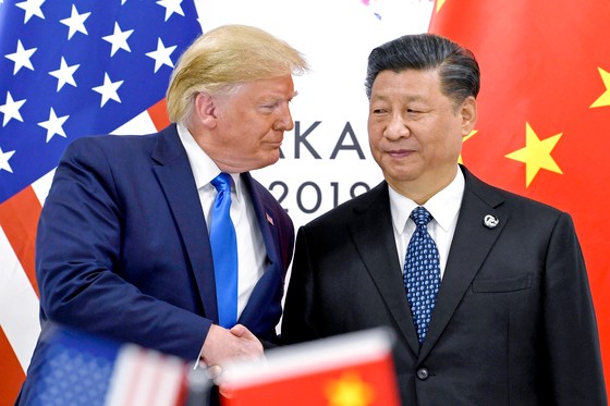 ２０１９年６月に大阪で開かれた主要２０カ国（Ｇ２０）首脳会議付帯行事でトランプ米大統領（左）と中国の習近平国家主席が握手している。［写真　聯合ニュース］