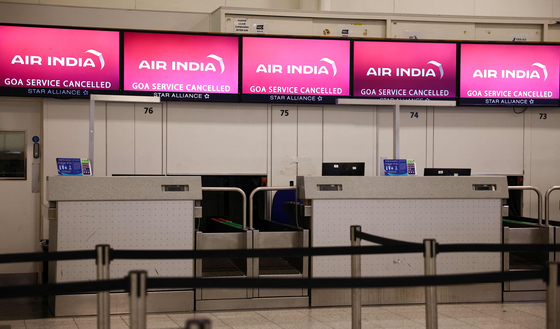 １２日（現地時間）、ガトウィック空港のエア・インディアのチェックインデスク。［写真　ＡＦＰ＝聯合ニュース］