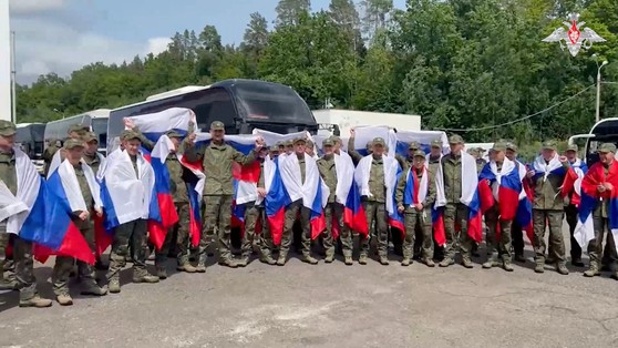 １２日（現地時間）、ロシア国防省が公開した送還されたロシア軍捕虜たち。［写真　ロイター＝聯合ニュース］