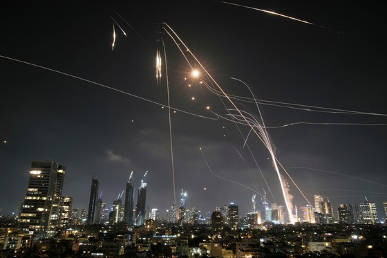 １３日夜（現地時間）、イスラエルのテルアビブ上空でイランが発射したミサイルがイスラエルの防空網に迎撃されている。　［ＡＦＰ＝聯合ニュース］