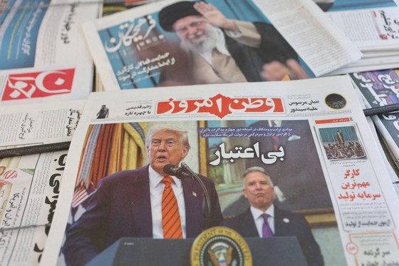 米国のトランプ大統領とウィトコフ中東特使の表紙写真が掲載されたイランの新聞　［ロイター＝聯合ニュース］