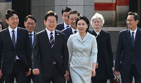 カナダＧ７サミット（主要７カ国首脳会議）に出席する韓国の李在明（イ・ジェミョン）大統領が１６日、城南（ソンナム）ソウル空港で歓送のために集まった人々と共に移動している。左側から姜勲植（カン・フンシク）秘書室長、ファン・イングォン警護処長、李大統領、通訳担当行政官、共に民主党の金炳基（キム・ビョンギ）院内代表、金恵景（キム・ヘギョン）夫人、カナダのＴａｍａｒａ　Ｍａｗｈｉｎｎｅｙ駐韓大使、禹相虎（ウ・サンホ）政務首席。キム・ヒョンドン記者
