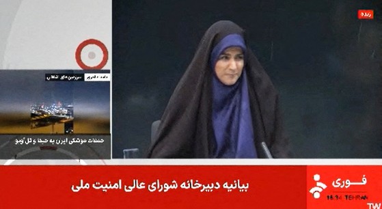 生放送中の爆撃に避難するイラン国営放送ＩＲＩＢのアンカー、サハール・エマミさん。［写真　ＡＦＰ＝聯合ニュース］