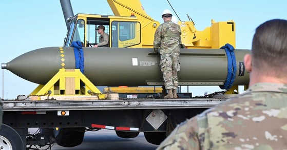 米空軍兵士がミズーリ州ホワイトマン空軍基地でＧＢＵ－５７バンカーバスター爆弾を点検している。　［写真　米空軍提供］